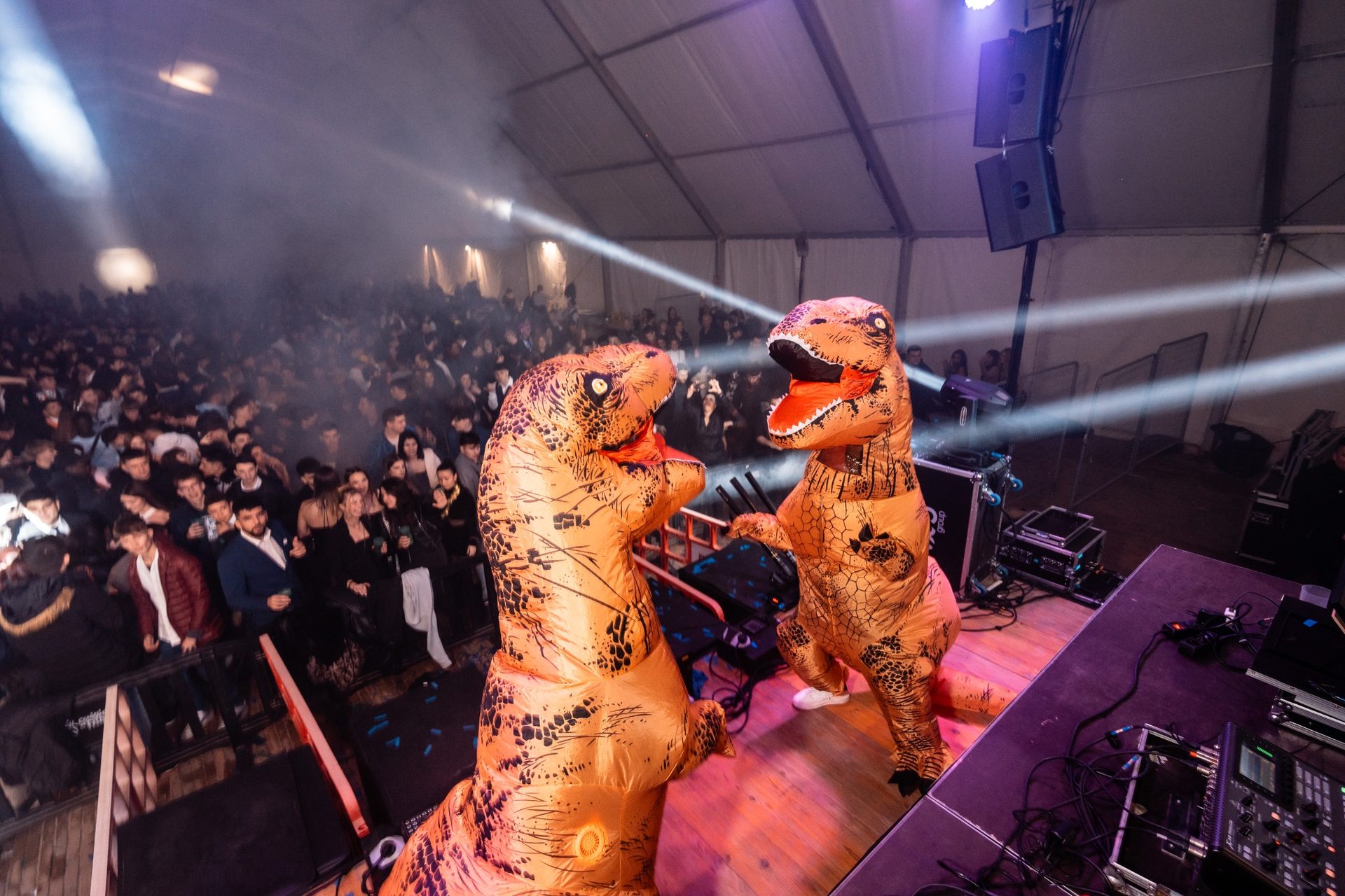 Santa Farra en directe amb públic entregat i dinosaures animant la pista